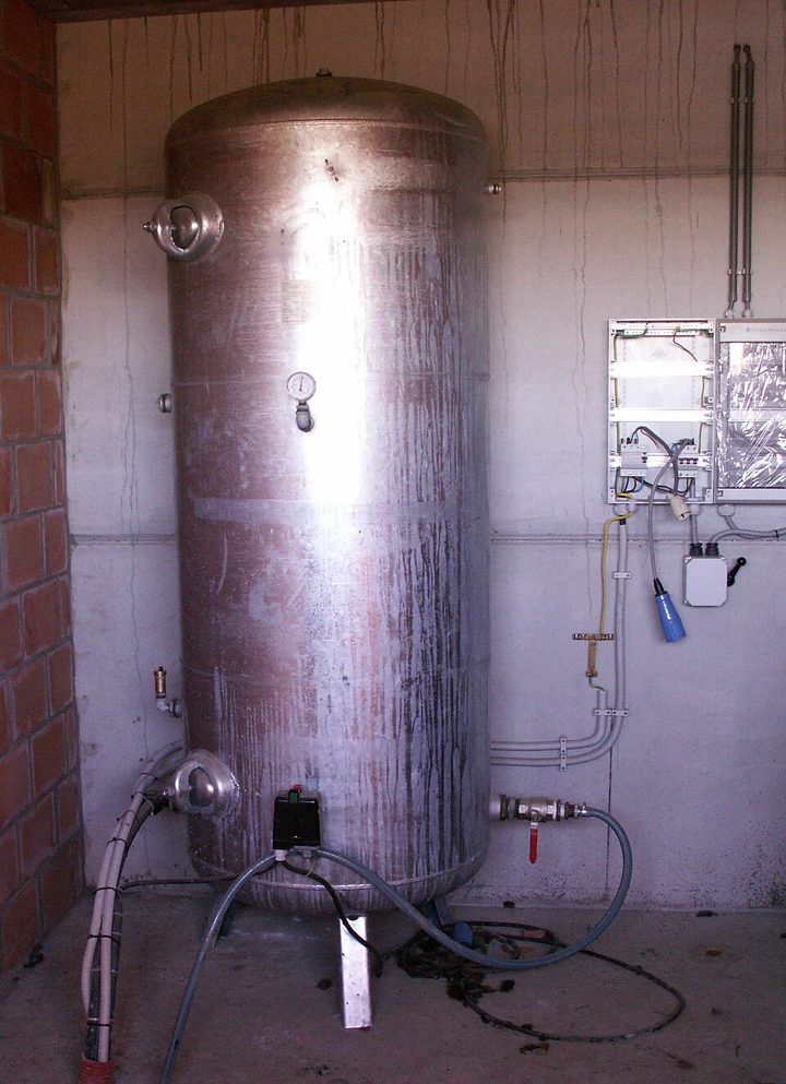 Well pressure tank, pressure switch, and controls in a home well system